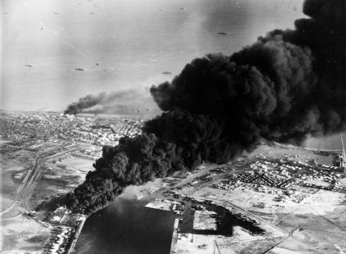 第2次中東戦争、英仏軍の攻撃で炎上するエジプトの石油施設