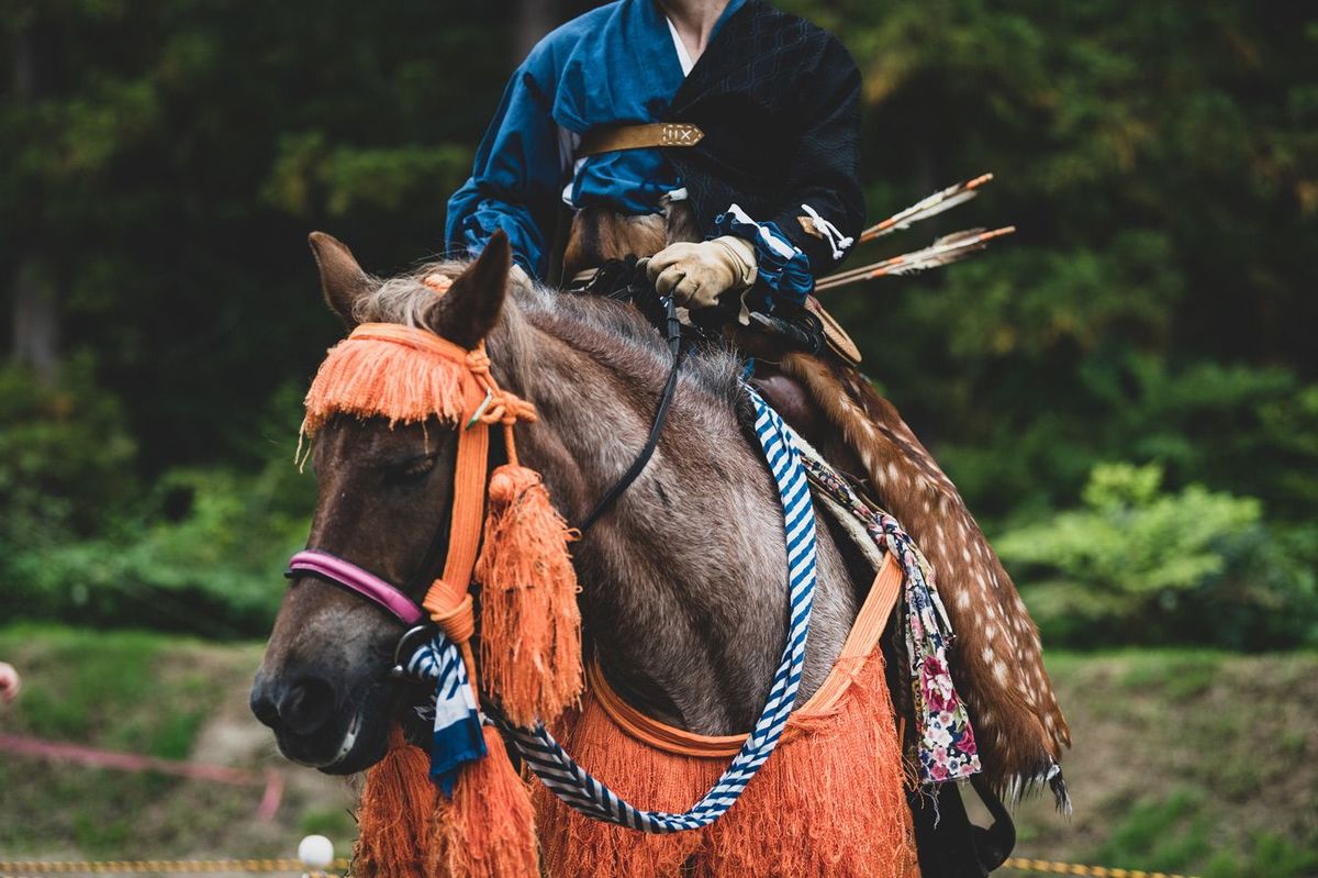 馬に乗る和装の人