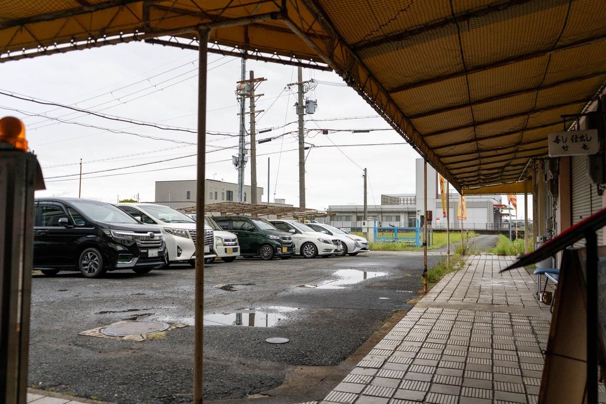 奥にも駐車場があり20台ほど停められる