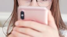 これを使うだけで｢夕方の疲れ目｣がスッキリする…眼科医が伝授｢スマホ老眼を遅らせる100均アイテム｣