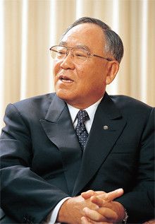 <strong>御手洗冨士夫●キヤノン会長</strong><br>1935年、大分県生まれ。61年中央大学法学部を卒業後、キヤノンカメラ（現キヤノン）入社。66年キヤノンUSA出向、79年キヤノンUSA社長。81年キヤノン取締役、85年常務、89年専務、93年副社長、95年社長。2006年より現職。同年より経団連会長も務める。米国時代には13人でスタートしたキヤノンUSAを6000人を超す陣容に育てた。特に「選択と集中」の手腕で高く評価されている。