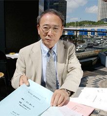 <strong><56歳で退職、独立>吉川隆久</strong><br>1948年、奈良県生まれ。71年神戸商科大学卒業後、大和銀行に入行。40代で系列のシンクタンクに出向し、研修事業部長等を歴任。04年に独立して専業のプロ講師に。登録する大手講師派遣会社の人気ランキングは昨年2位。講演依頼の約8割は派遣会社からの照会だが、約2割は昔の取引先や口コミ。毎年依頼するリピーターも多いという。