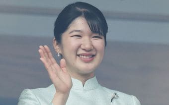 愛子様はモノトーンコーデにゼブラ柄を､雅子様はワイルドなアニマル柄シャツ姿で…母娘の意外すぎる共通点