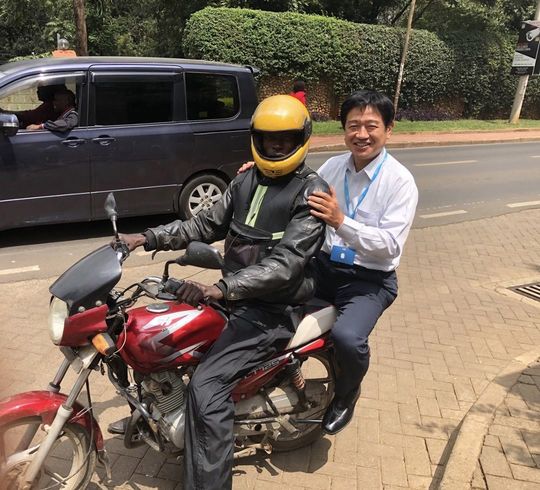 ナイロビ市内に走る一般的なバイクタクシーの様子