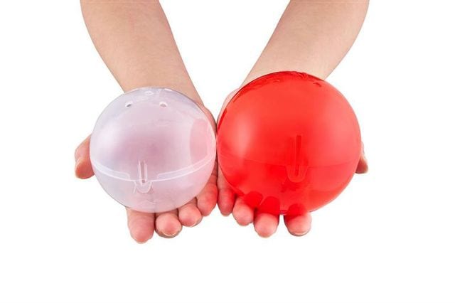 (右)ガシャポン史上最大の90mmカプセル