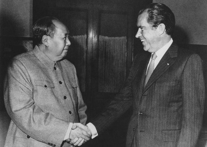 握手する毛沢東とリチャード・ニクソン