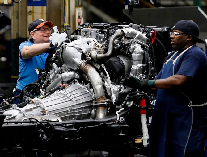 米自動車大手ゼネラル・モーターズ（GM）の工場で車体を組み立てる作業員ら