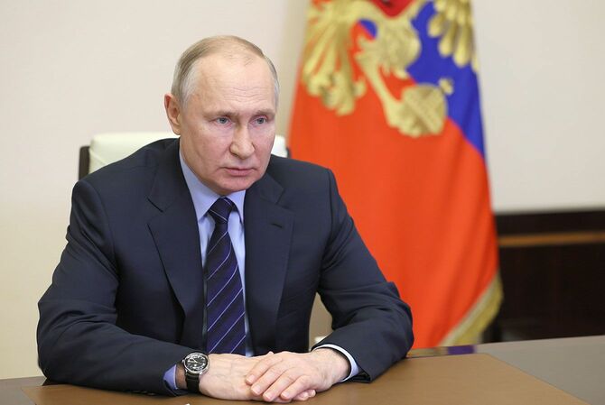 モスクワ郊外のノヴォ・オガリョヴォでビデオ会議に参加するプーチン大統領＝2023年4月20日