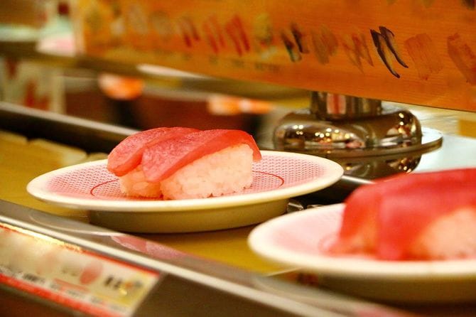 回転寿司のレーンに乗ったマグロの握り寿司