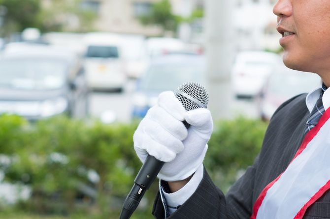 選挙演説を行う候補者