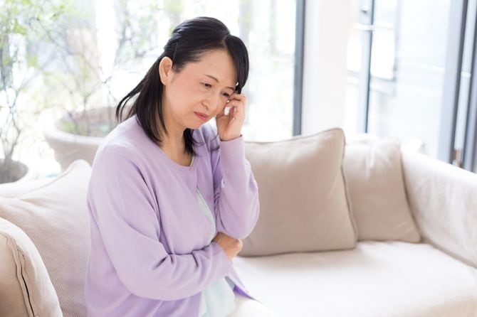 頭をかしげる女性