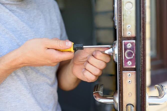 ドライバーでドアロックを修理する