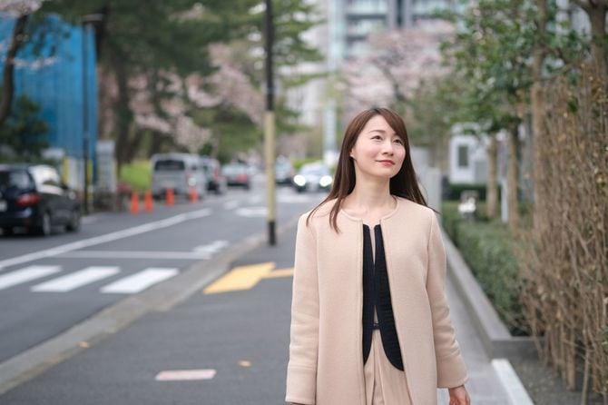 外を歩く女性