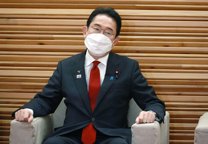 閣議に臨む岸田文雄首相=2022年11月1日、首相官邸