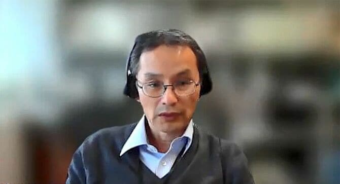 インタビューに応じる久田教授