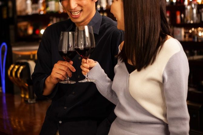 赤ワインで乾杯する男女