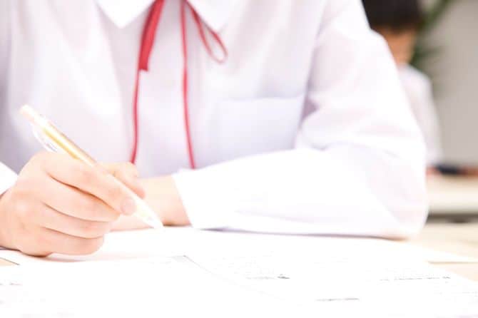 勉強する中学生の手