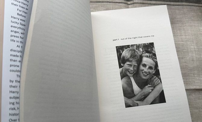 1章の扉には、母ダイアナ妃と共に笑顔を見せる子どものころのヘンリー王子の姿が。母からかかってきた最後の電話で、早々に会話を切り上げてしまったことをいまだに後悔しているという