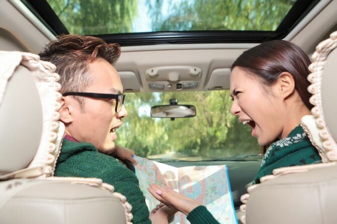 ドライブ中に喧嘩するカップル