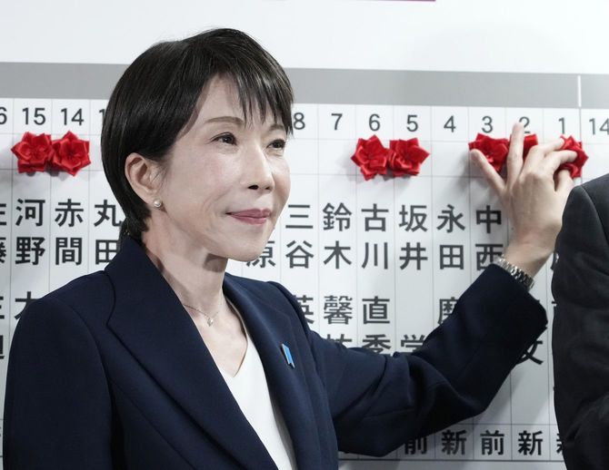 当確者の名前にバラを付ける自民党総裁の高市早苗首相＝2026年2月8日、東京・永田町の党本部