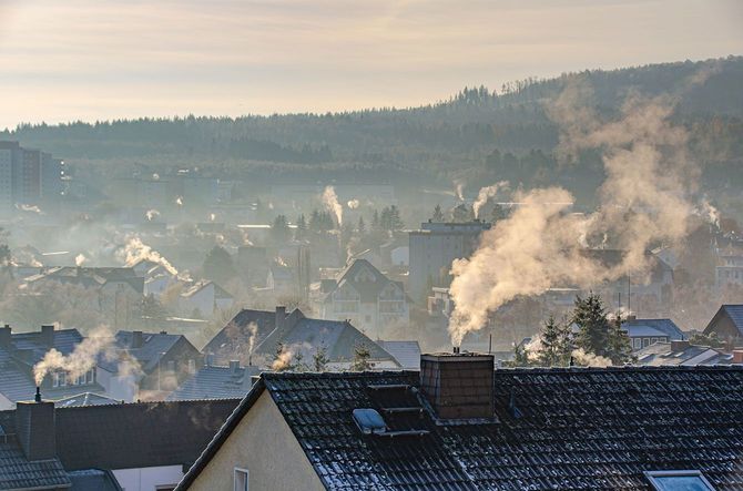 家々の煙突から白い煙が立ち上る、冬のドイツの風景