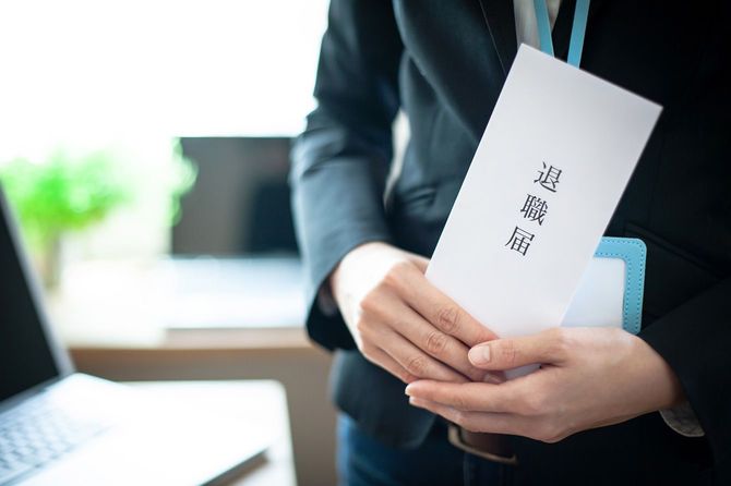 退職届を手にするビジネスパーソン