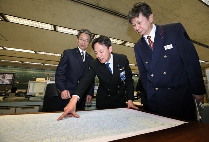 新幹線のダイヤを確認するJR各社の指令長たち