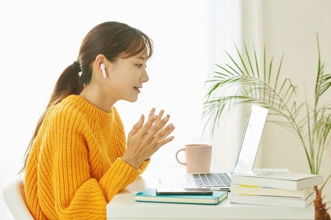 オンライン学習をする女性