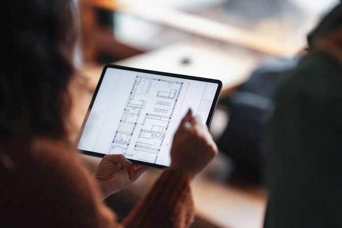 設計図をタブレットで見る