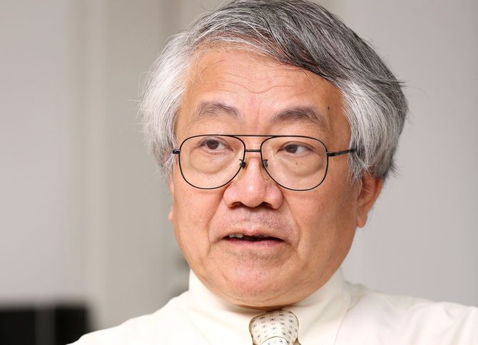 東洋経済の単独インタビューに応じる医師の近藤誠氏=2013年7月31日撮影