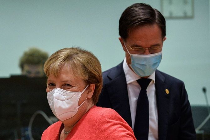 ブリュッセルで開かれた欧州連合(EU)首脳会議で、ドイツのアンゲラ・メルケル首相(左)とオランダのマルク・ルッテ首相