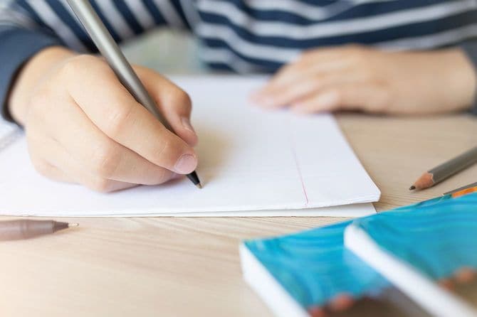 勉強する子どものイメージ