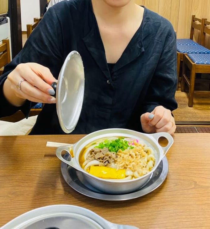 鍋焼きうどんを食べるちかこさん