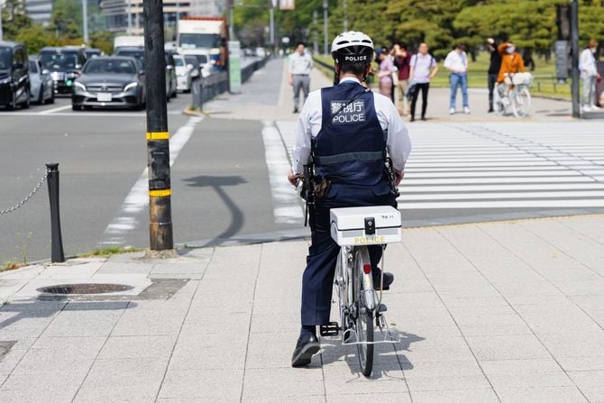 東京で自転車に乗った警官