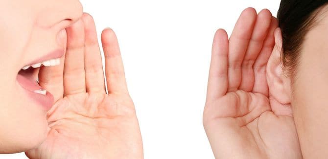 ゴシップをささやく女性とそれを聞く女性