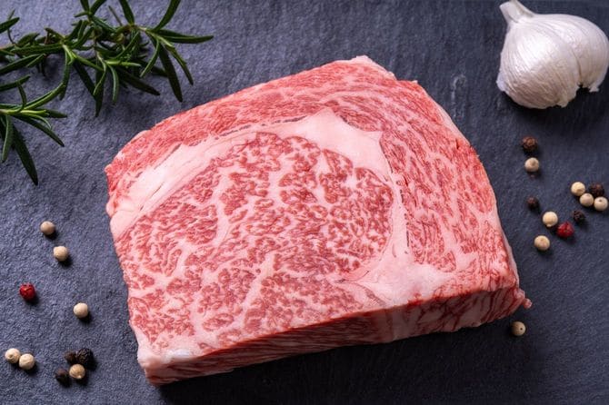 ステーキ肉とペッパー、ガーリック、タイム