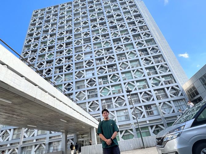 早大先端理工学部の校舎を前に