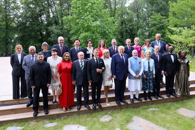 6月16日(現地時間)、G7エビアン・サミットに出席したゼレンスキー大統領(前列左端)