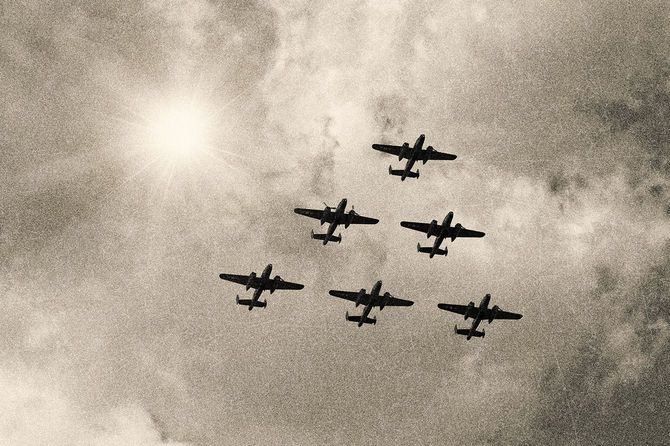 Vフォーメーションで飛行する第二次世界大戦ミッチェルB-25中爆撃機