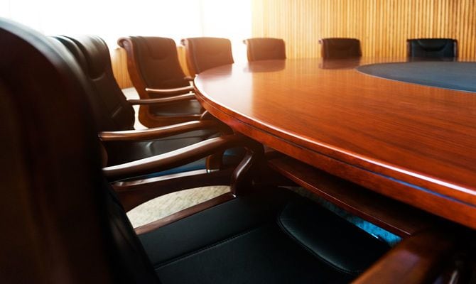 窓から光の入る、無人の会議室