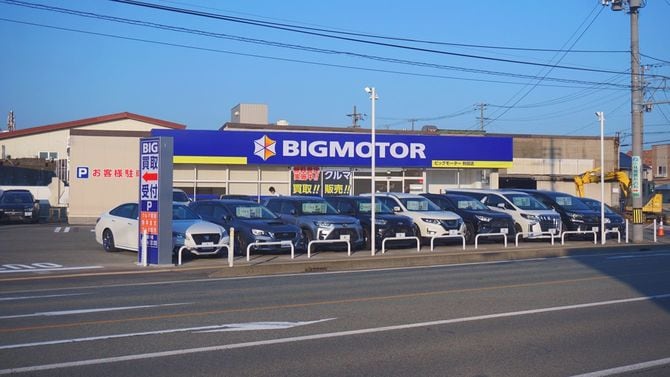 2023年7月29日に開店したビッグモーター秋田店。なおこの店の前には元々街路樹や植え込みはない。(写真=掬茶/CC-BY-SA-4.0/Wikimedia Commons)