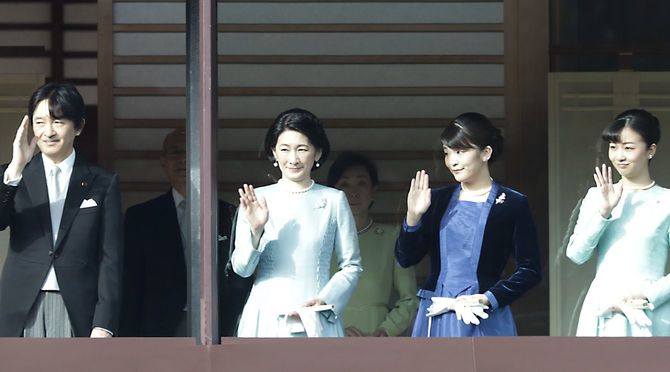 新年一般参賀／手を振られる秋篠宮ご一家