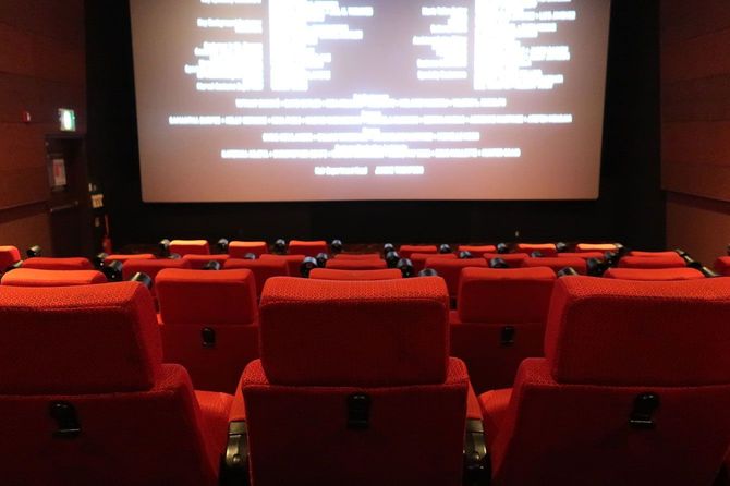 観客がいない映画館の客席