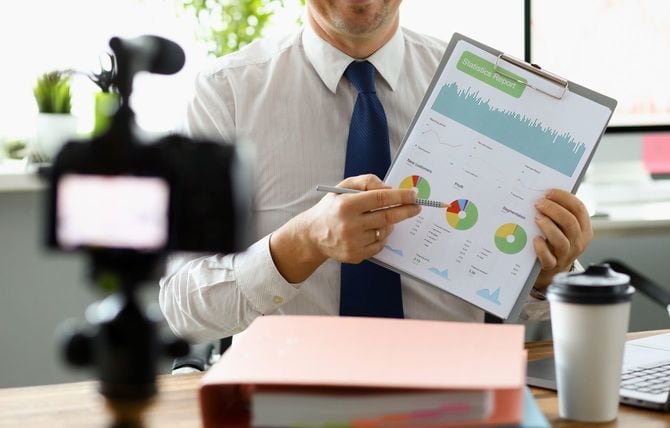 グラフを指すビジネスマン