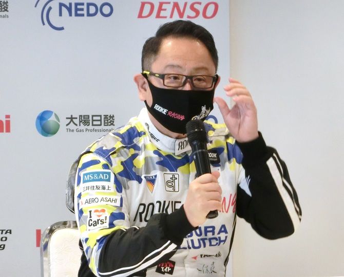 水素エンジン車による24時間耐久レースの出走前、記者会見を行うトヨタ自動車の豊田章男社長＝2021年5月22日、静岡県小山町の富士スピードウェイ