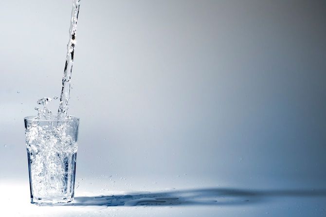 グラスに注がれる水