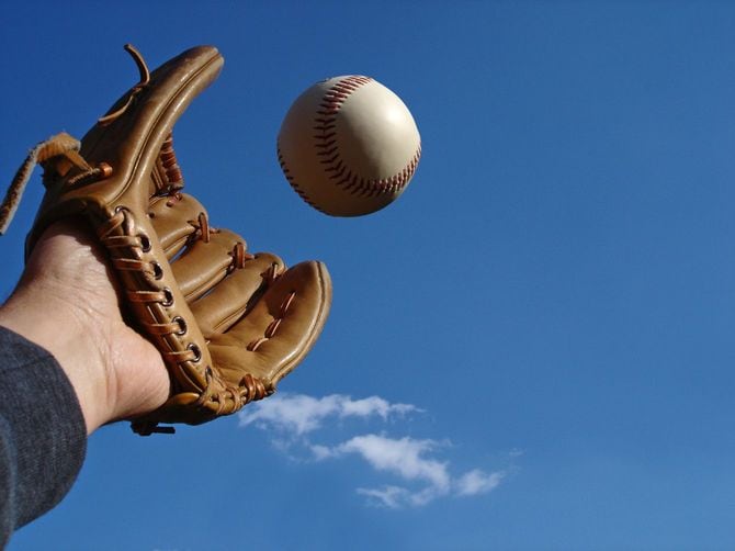 野球のグローブとボール