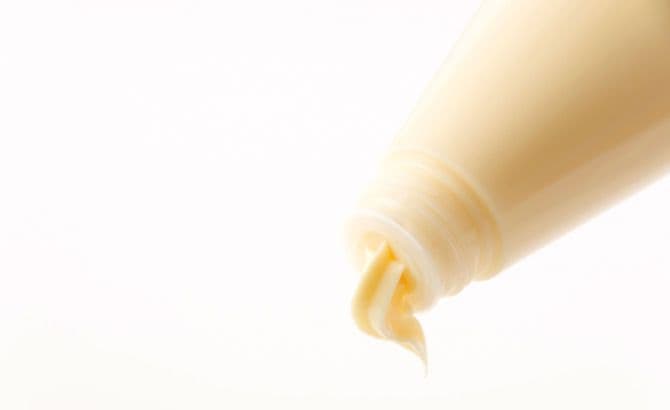 チューブから絞り出されたマヨネーズ