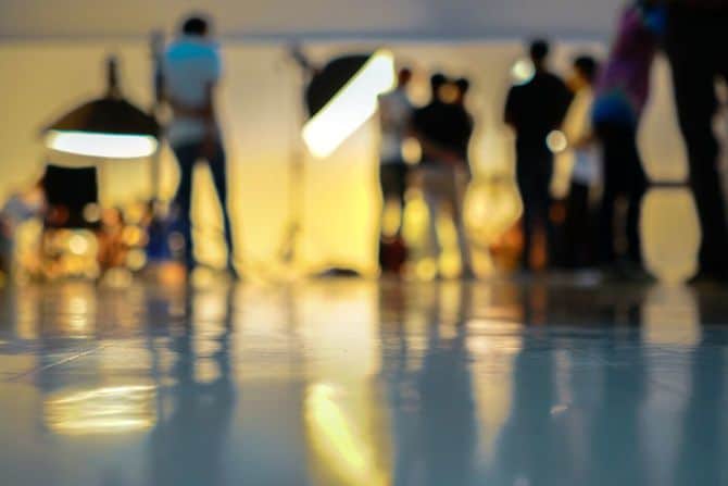 複数の大型照明が設置された撮影スタジオ