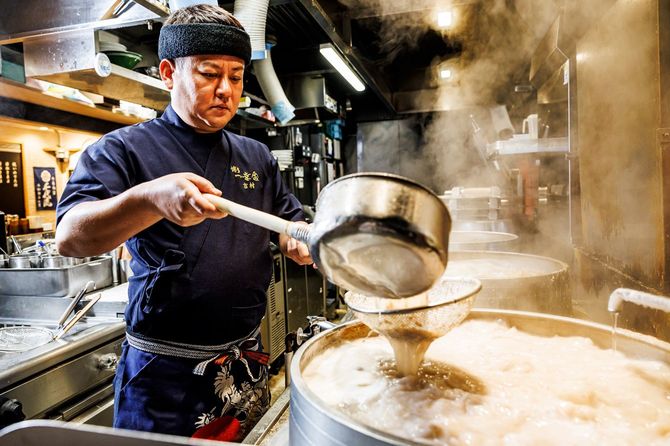 調理場に立つ吉村社長。アルバイトの中には「とんこつの臭いがついて仕事終わりにプライベートで出かけられない」と敬遠する人もいるのだとか